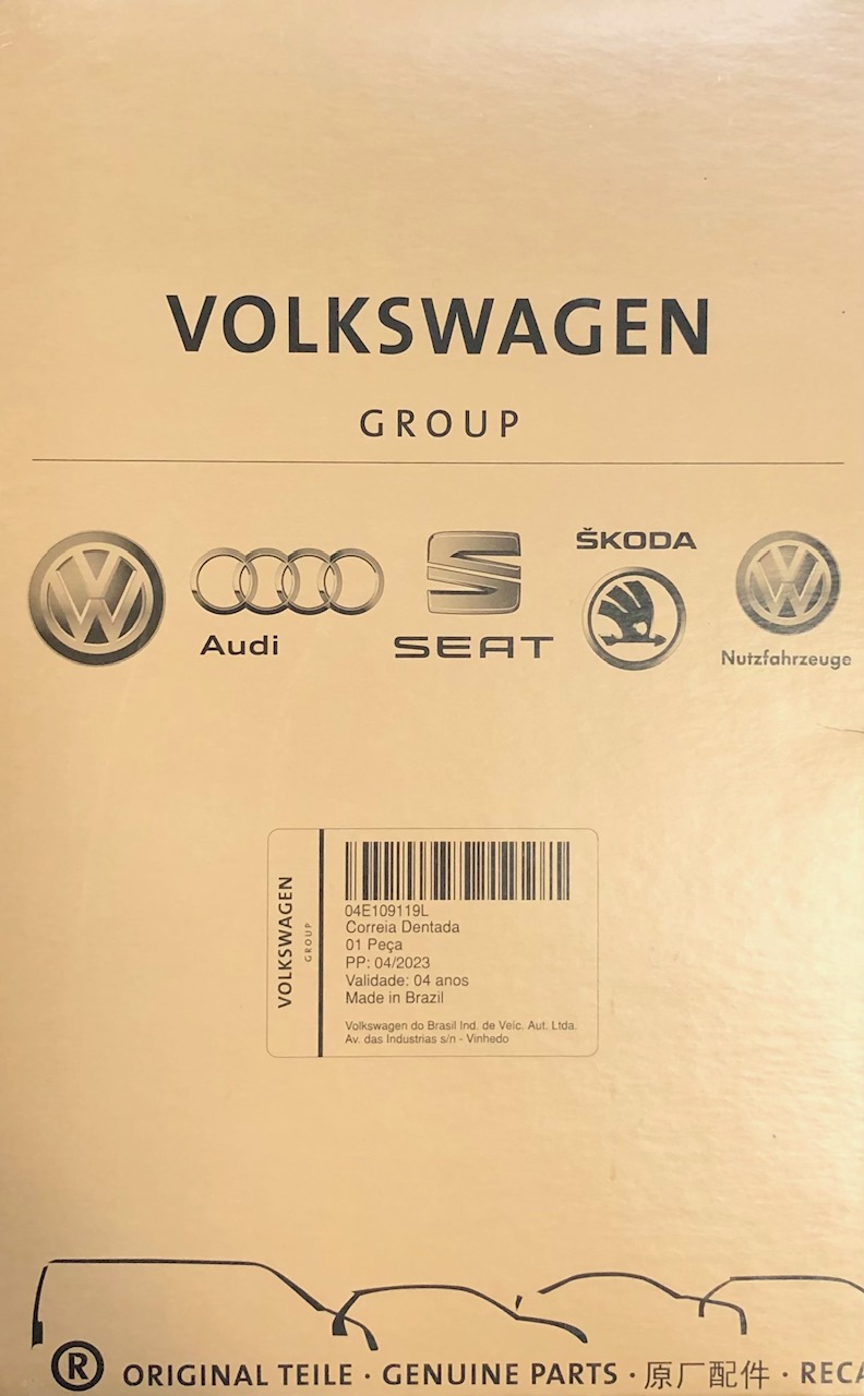 Logo de repuestos AUDI en una caja del Grupo Volkswagen