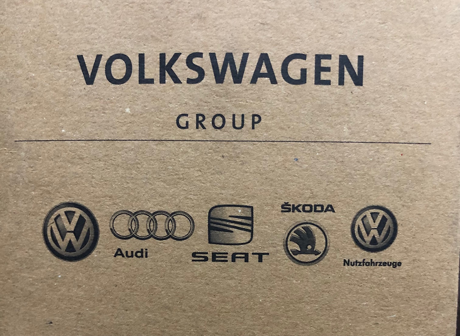 Repuestos AUDI, ejemplo caja con logos
